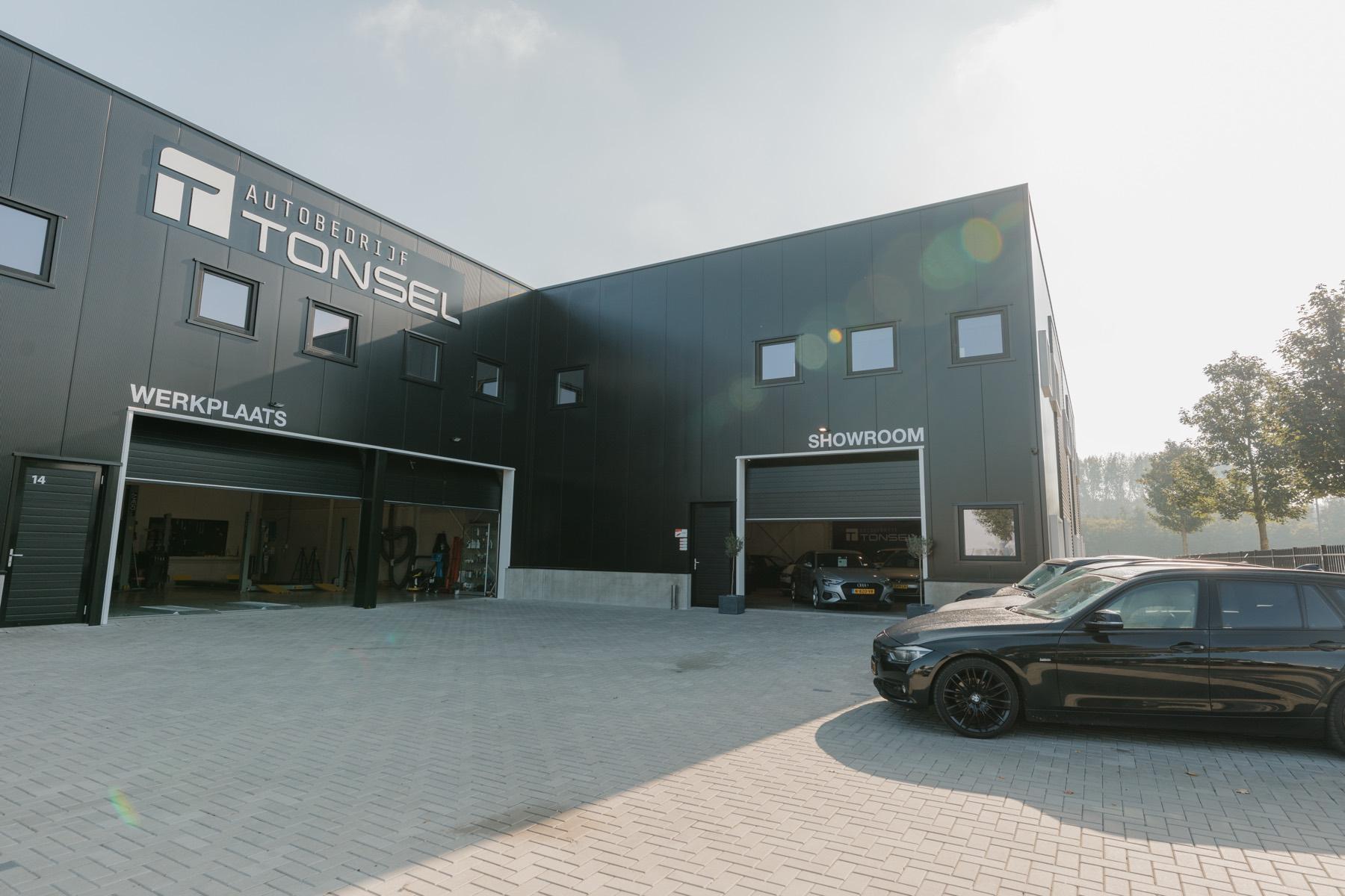 Pand van Autobedrijf Tonsel in Zeewolde met werkplaats en showroom