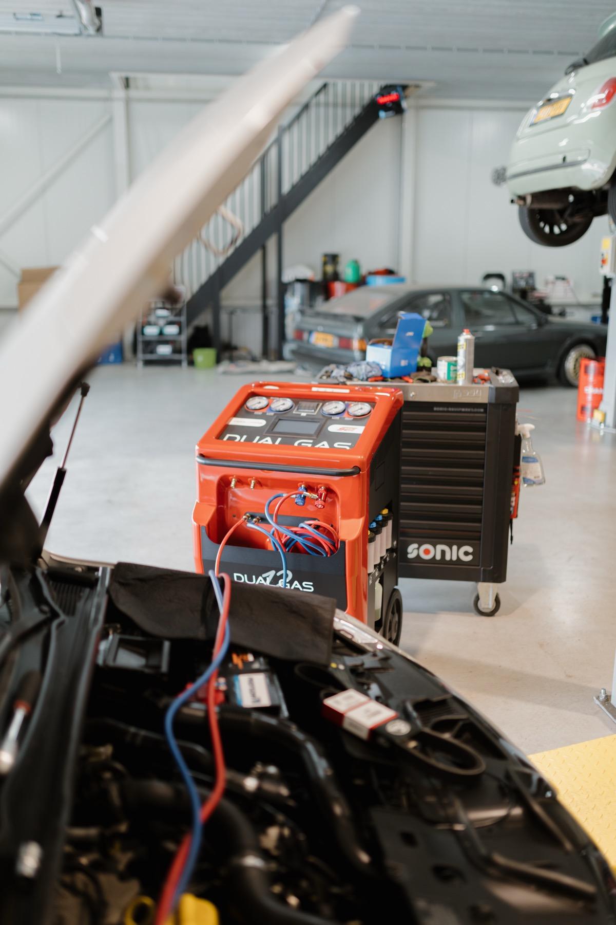 Aircostation aangesloten op een auto in de werkplaats van Autobedrijf Tonsel
