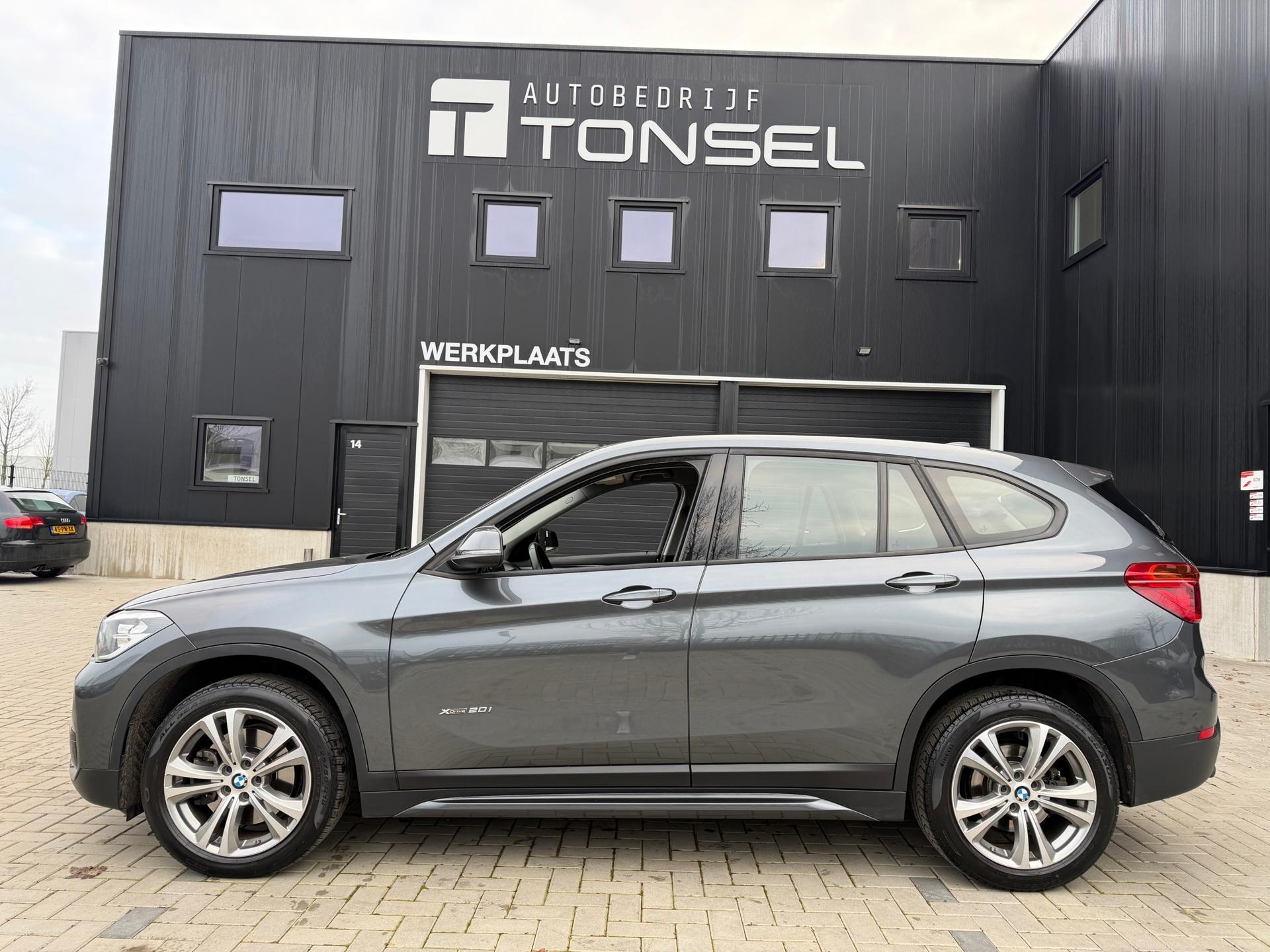 BMW X1 XDrive20i Centennial High Executive / Automaat / Trekhaak / Navi / 18" Inch LMV — foto 2