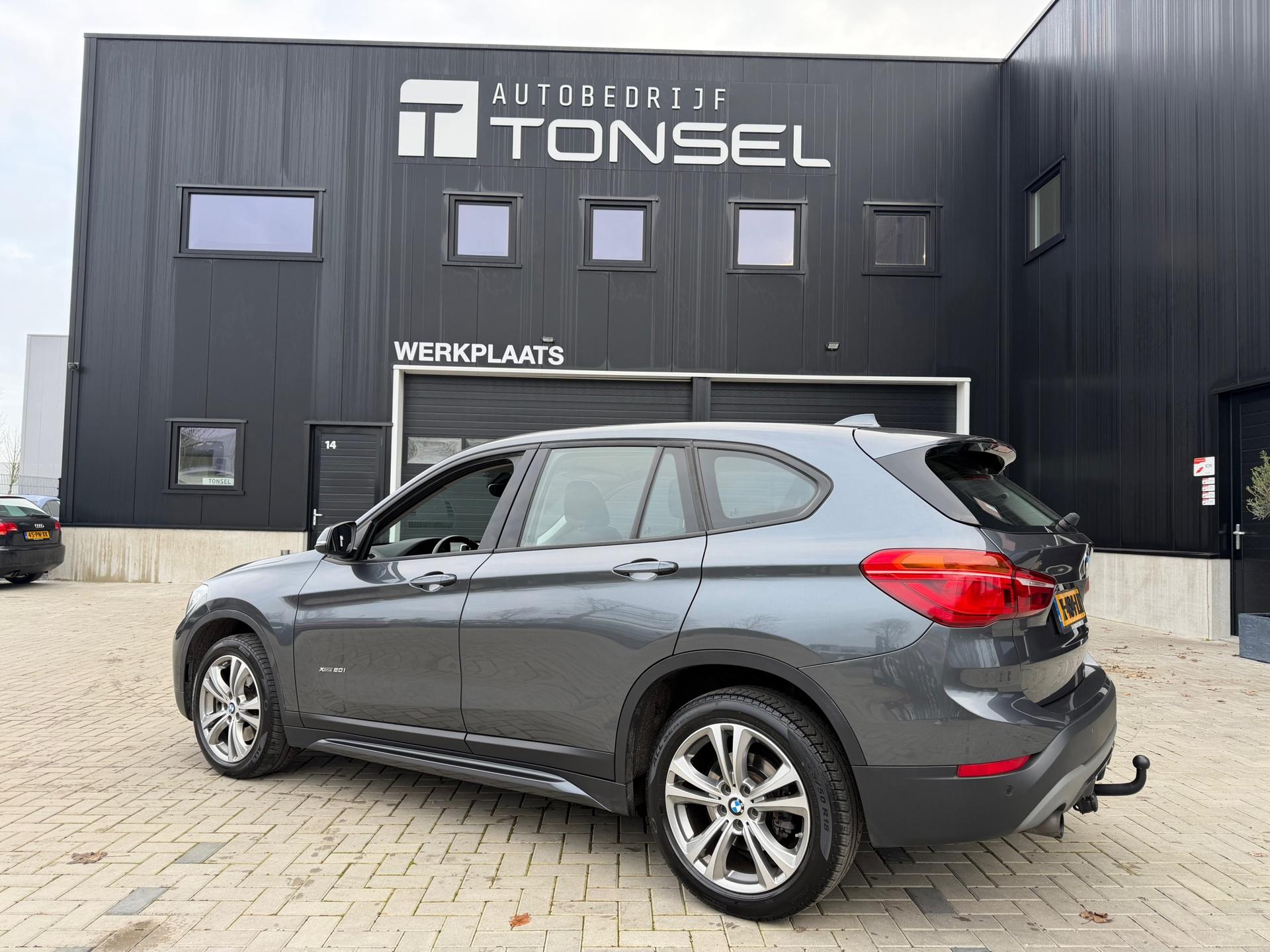 BMW X1 XDrive20i Centennial High Executive / Automaat / Trekhaak / Navi / 18" Inch LMV — foto 3