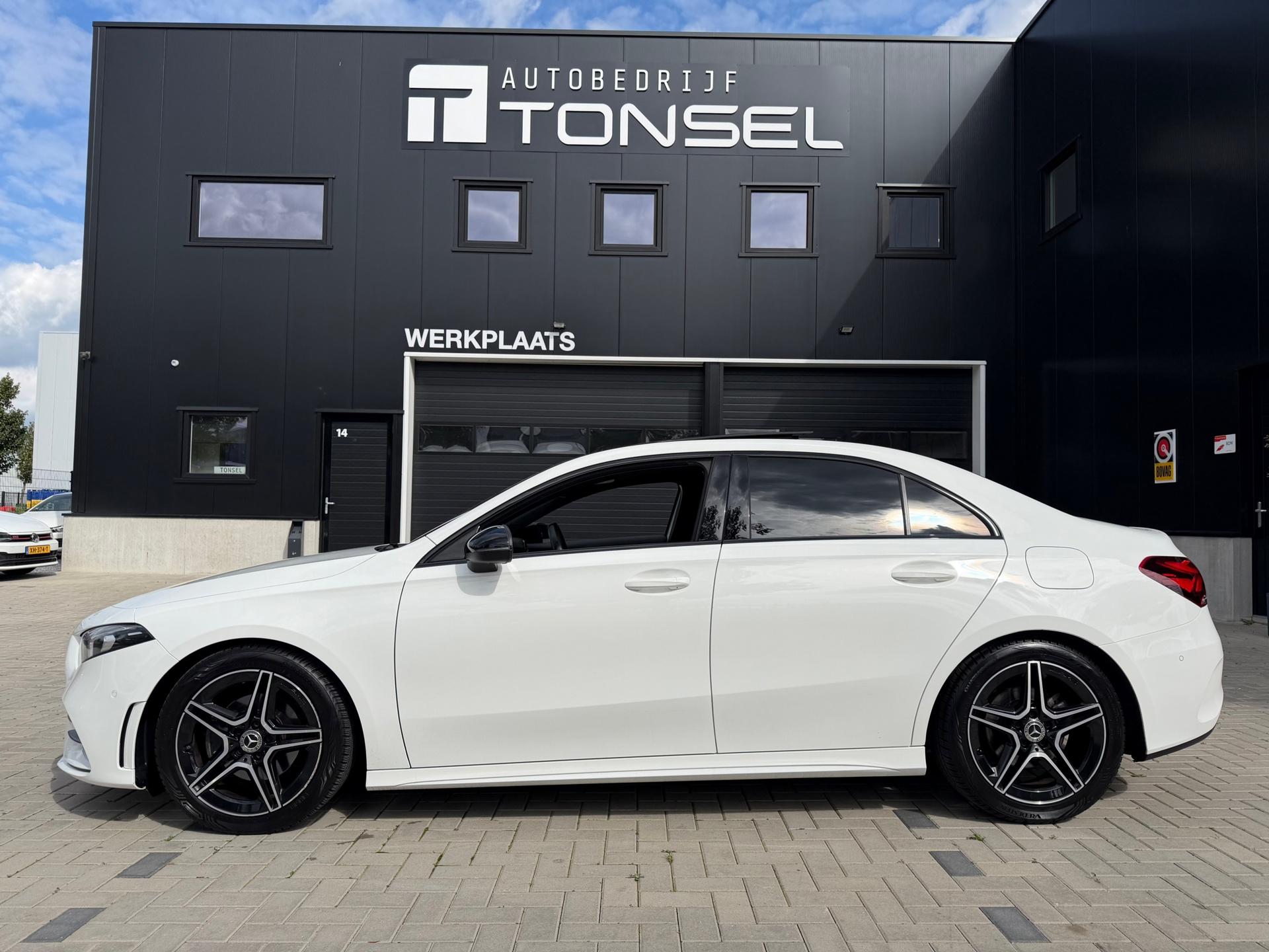 Mercedes-Benz A-klasse 200 AMG Night / Panorama / Trekhaak / Wide-Screen / Alcantara / 18" Inch LMV — foto 2