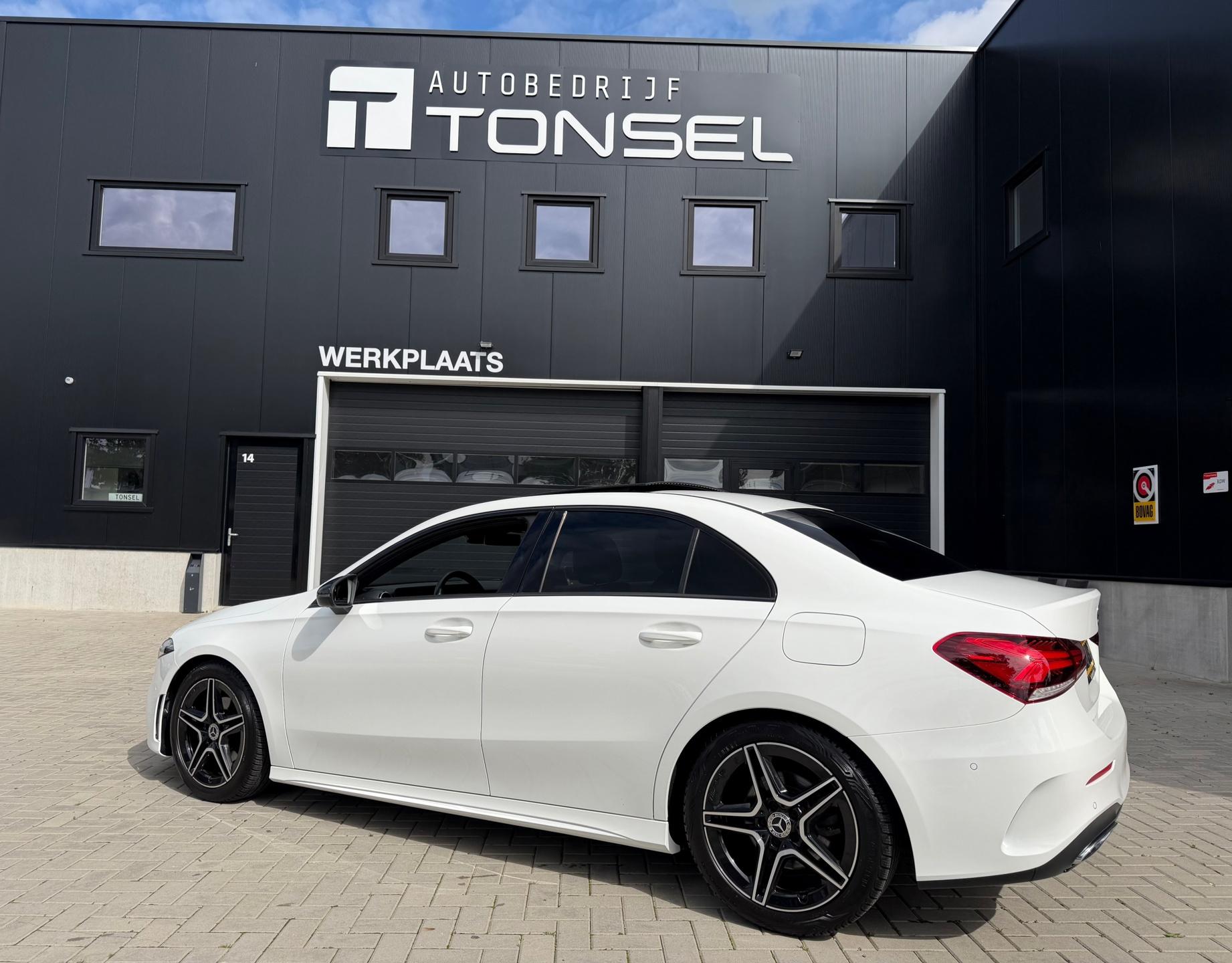 Mercedes-Benz A-klasse 200 AMG Night / Panorama / Trekhaak / Wide-Screen / Alcantara / 18" Inch LMV — foto 3