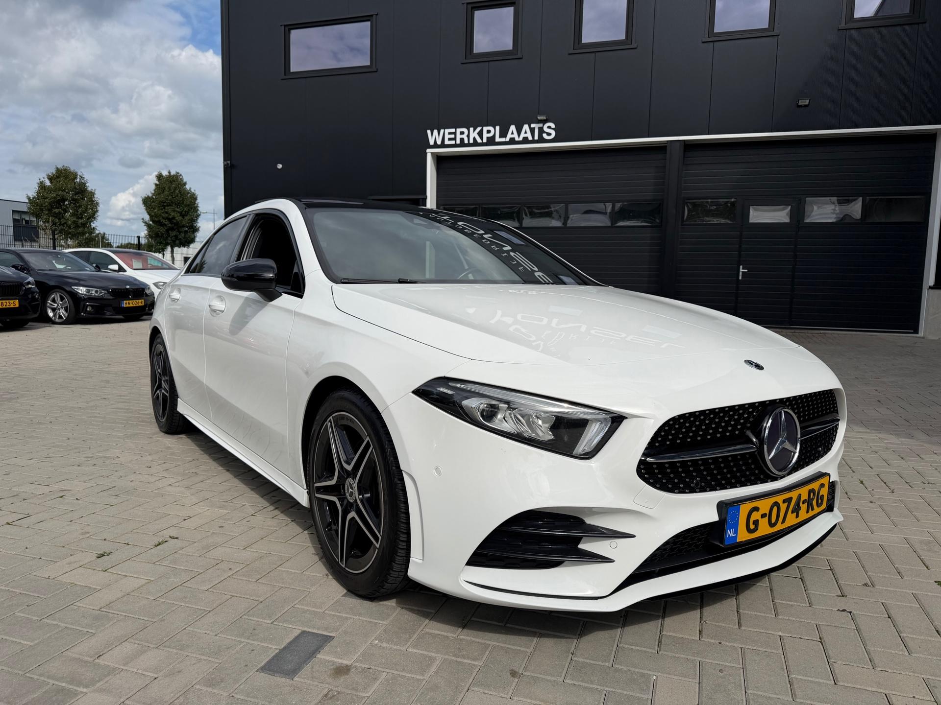 Mercedes-Benz A-klasse 200 AMG Night / Panorama / Trekhaak / Wide-Screen / Alcantara / 18" Inch LMV — foto 4