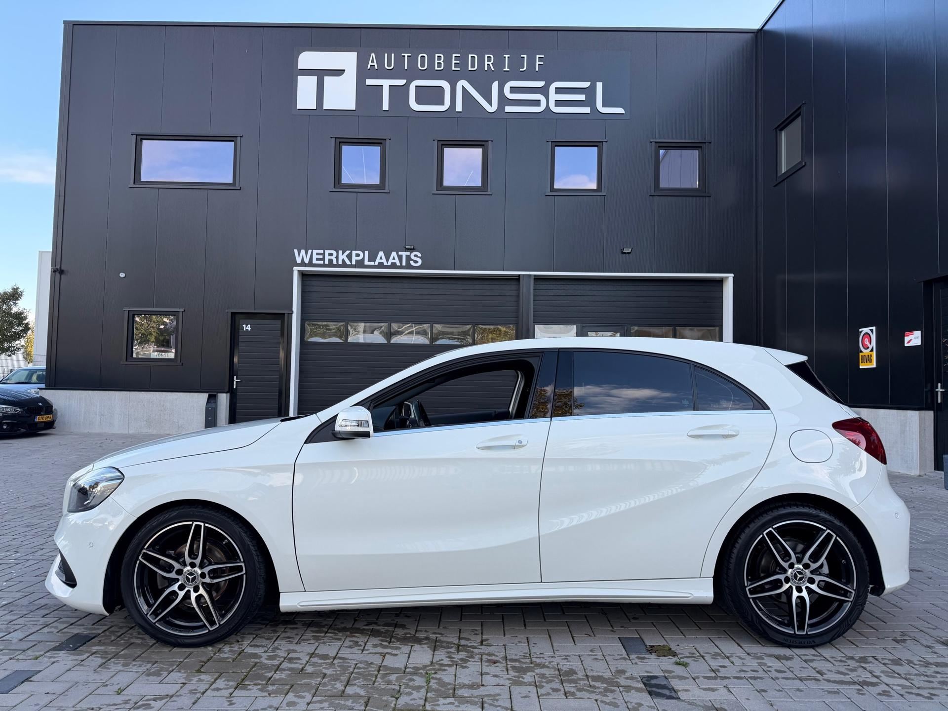 Mercedes-Benz A-klasse 160 AMG Line / Alcantara / Camera / LED / Navigatie — foto 2