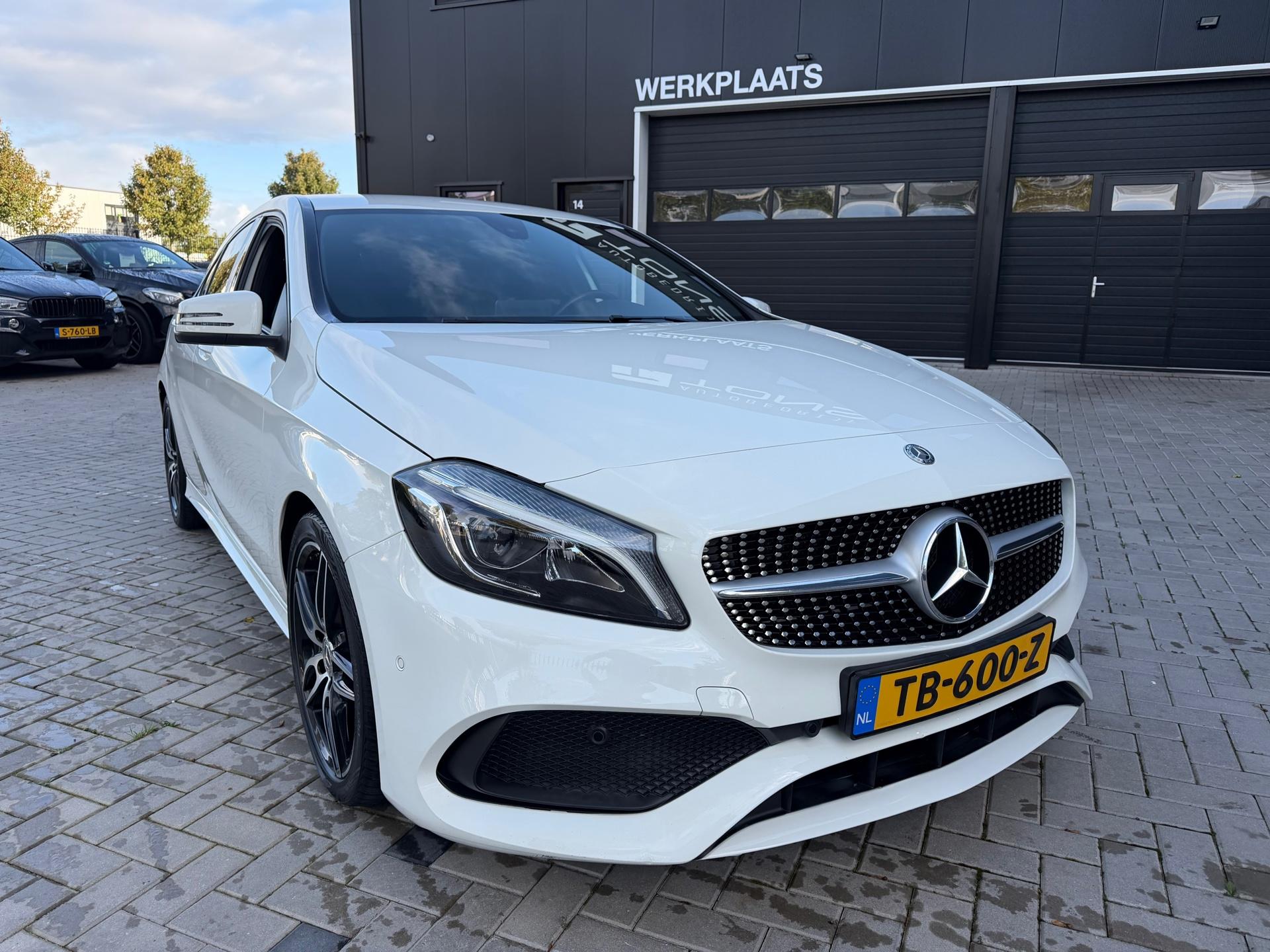 Mercedes-Benz A-klasse 160 AMG Line / Alcantara / Camera / LED / Navigatie — foto 4